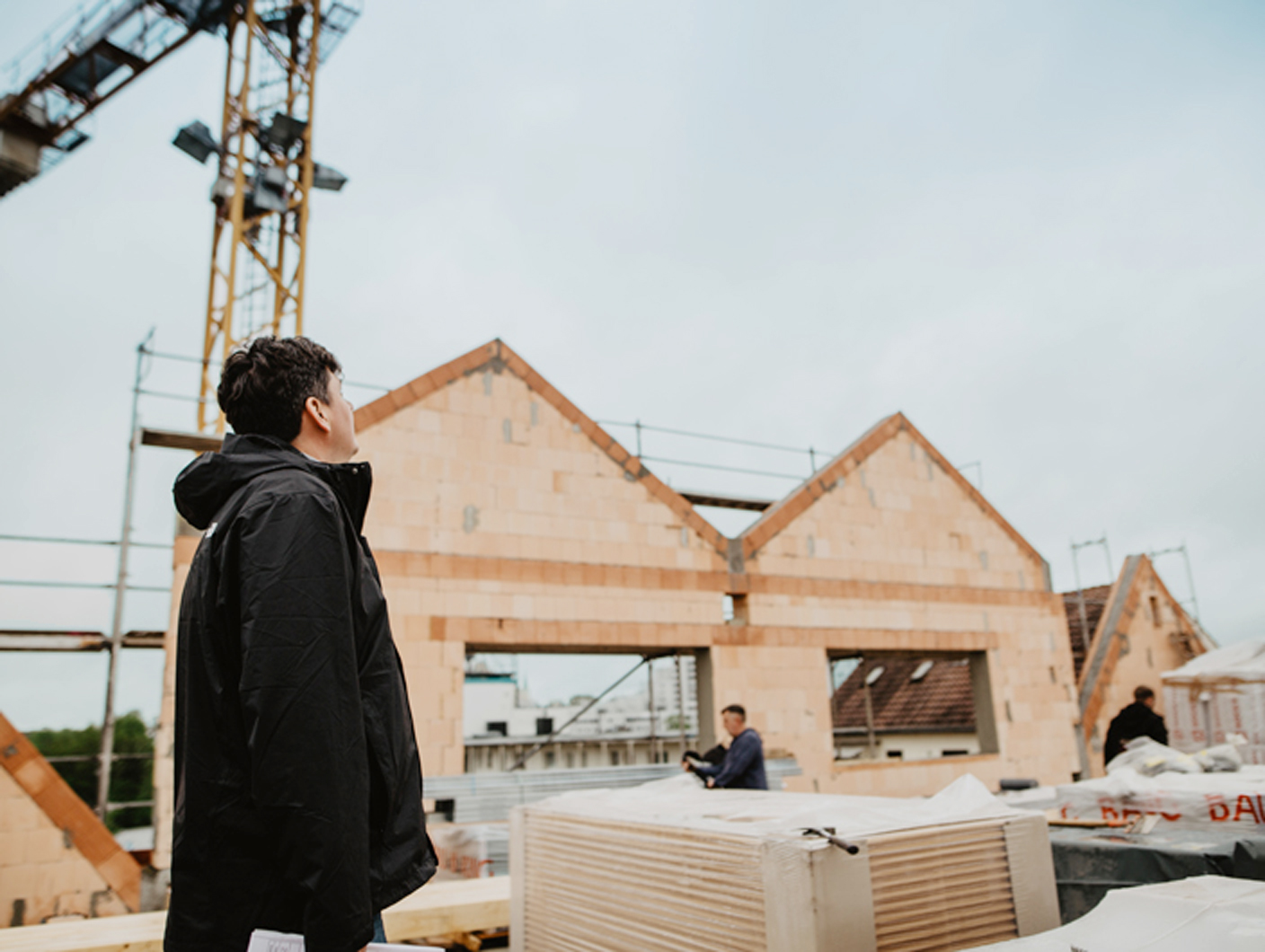 Immobilienentwickler vor Baustelle